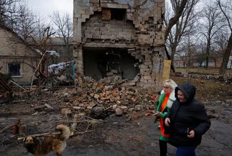 Одно из поврежденных во время обстрела зданий Донецка