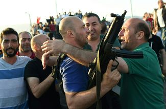 Сторонники Эрдогана празднуют освобождение моста через Босфор от военных, Стамбул
