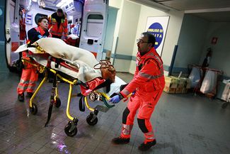 Пассажира парома Norman Atlantic везут в госпиталь в Бриндизи, Южная Италия