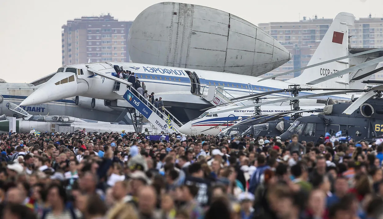 Авиасалон. Макс 2015 авиасалон. Макс Международный авиационно-космический салон. Авиасалон Макс в Жуковском. Международный аэрокосмический салон Макс 2015.