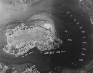 Корабли в бухте Перл-Харбор за год до нападения Японии. 