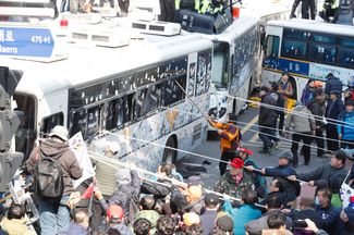 Демонстранты пытаются прорвать полицейские баррикады на пути к Конституционному суду. 10 марта 2017 года