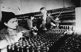 Учащиеся ремесленного училища собирают мины, ноябрь 1941 года