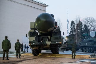 Пусковая установка «Тополь» прибывает в Москву для участия в выставке российского оружия на ВВЦ, 28 апреля 2015 года