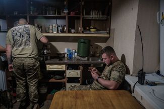 Военнослужащие ВСУ готовят обед. Их укрытие находится рядом с линией фронта