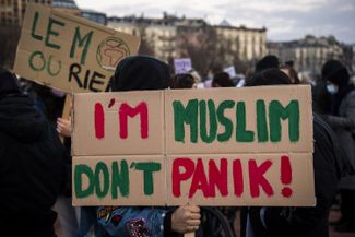 Противники запрета во время митинга на площади Plainpalais в Женеве. 5 марта 2021 года 