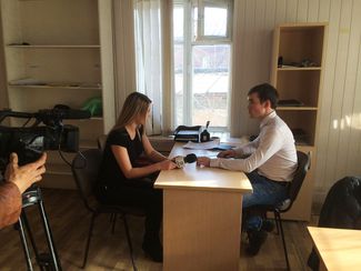 Офис «Ауреи» в Пензе. Человек, представившийся Эрнестом Ивановым из Чебоксар (справа), общается с журналистами. 11 апреля 2016 года