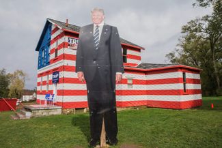 Дом в Пенсильвании, превращенный в центр сбора сторонников Трампа перед президентскими выборами 2016 года