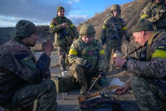 Обед украинских военнослужащих на боевых позициях под Киевом