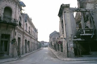 Хорватский город Вуковар после сербской осады. Война в Хорватии началась на год раньше и обострила межэтнические противоречия в соседней Боснии и Герцеговине. Март 1992 года