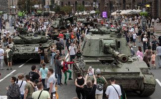 Сотни киевлян гуляют среди танков и самоходных артиллерийских установок на выставке захваченной и уничтоженной российской техники на Крещатике