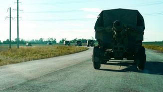 Колонна российской военной техники на дороге в сторону Запорожской области