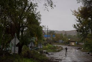 Украинский военнослужащий в селе Богородичное. Фронт несколько месяцев проходил прямо по окраине села, которое контролировала российская армия. 10 сентября она спешно отступила