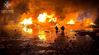 Пожарные работают на территории порта на реке Дунай, <a href="https://meduza.io/news/2023/10/07/voyska-rf-udarili-po-odesskoy-oblasti-raketami-oniks-povrezhdeny-zhilye-doma-pansionat-i-zernohranilische" rel="noopener noreferrer" target="_blank">поврежденного</a> в результате ракетного удара. По сообщению оперативного командования «Юг» ВСУ, он был нанесен ракетами «Оникс», выпущенными из комплекса «Бастион», расположенного в Крыму. Ракеты попали в здание пансионата в рекреационной зоне и в зернохранилище припортовой инфраструктуры