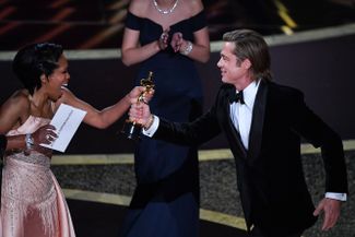 Брэд Питт получает свой первый актерский «Оскар» за роль второго плана в фильме «Однажды в… Голливуде»