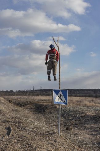 Чучело, выглядящее как российский солдат, на дороге из Броваров, Киевская область