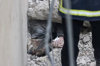 Спасатели помогают жителю Харькова выбраться из-под завалов
