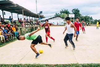 Футбольное поле в поселке тикуна Сан Мартин де Амакаяку в Колумбии. Футбол — основное развлечение в индейских деревнях