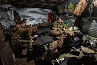 Бойцы ВСУ отдыхают в бункере на передовой