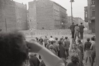 У Берлинской стены, разделяющей Западную и Восточную Германию. 1961 или 1962 год