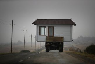Армянская семья перевозит блочный дом на грузовике. 18 ноября 2020 года