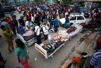 Пострадавшие в результате землетрясения в Катманду, Непал