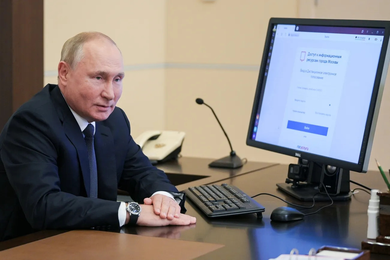 Владимир Путин во время электронного голосования Алексей Дружинин / пресс-служба президента РФ / Reuters / Scanpix / LETA