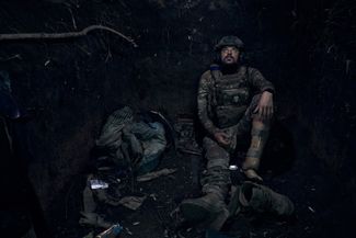 Украинский солдат с позывным Молот в окопе на передовой в Запорожской области. Молот потерял ногу в бою с российскими войсками, но вернулся на фронт с протезом