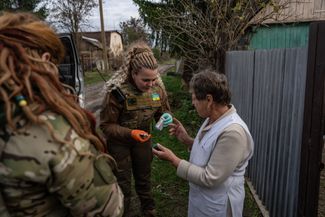 Жительница села Синичино получает лекарства во время визита медицинской бригады