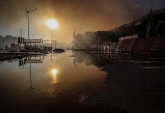 Пожарные тушат огонь в строительном гипермаркете «Эпицентр» в Харькове, который обстреляли российские военные. 25 мая 2024 года