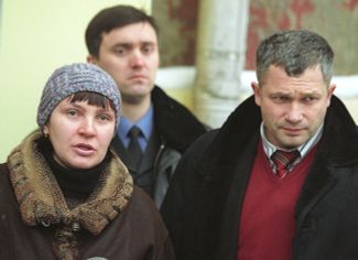 Адвокат Игорь Трунов и потерпевшая по делу «Норд-Оста» Екатерина Гринберг (слева) в Тверском суде Москвы, 9 января 2003 года