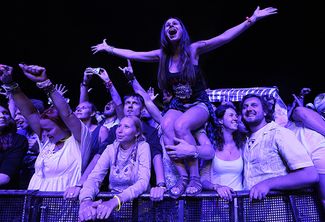 Зрители во время выступления группы «Ленинград» на фестивале «Кубана». Рига, 8 августа 2015 года