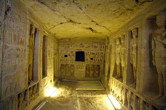 Интерьер гробницы верховного жреца Уахти и его семьи. Надписи на стенах позволяют предположить, что он служил при дворе фараона Неферикара (правил предположительно в 2415-2405 годах до нашей эры). Эта и остальные фотографии сделаны 15 декабря 2018 года