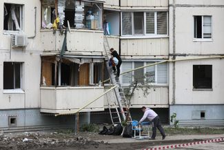 Жители частично обрушившегося дома на улице Щорса в Белгороде забирают уцелевшие вещи из своих квартир 