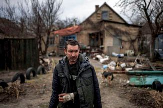 Житель Бучи возле своего дома. По его словам, во время оккупации российские солдаты сломали ему руку