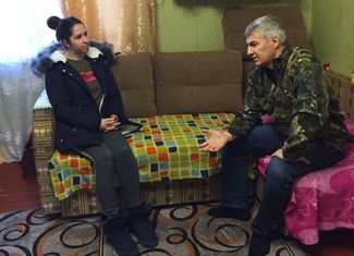 Анна Власова и Артур Парфенчиков в поселке Суоеки, 21 ноября 2018 года
