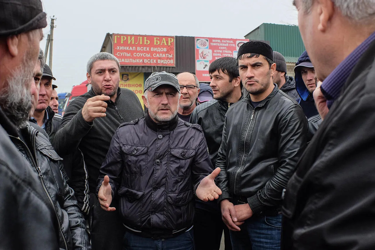 Генералы машин Как в Дагестане проходит самая массовая в стране акция  протеста дальнобойщиков. Репортаж Ильи Жегулева — Meduza