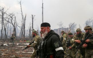 Бойцы отряда из Чечни под предводительством депутата Госдумы Адама Делимханова на территории завода «Азовсталь»