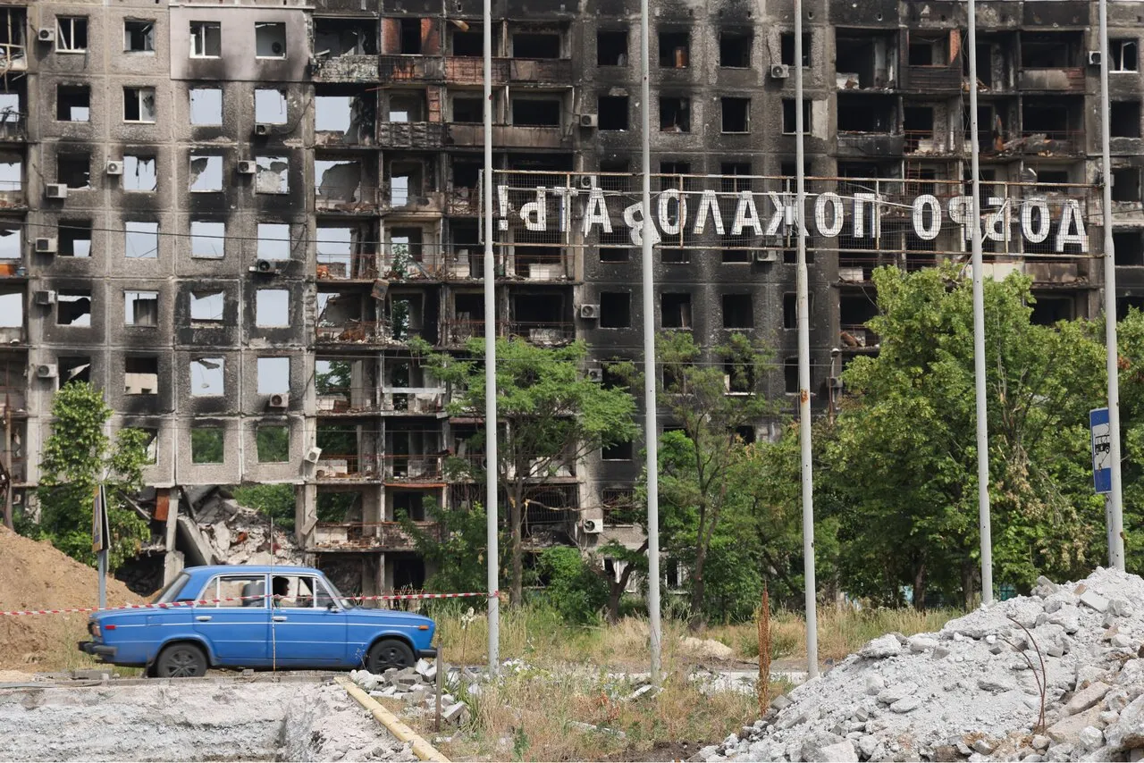 Война. Сто двадцатый день. Фотографии Похороны в Киеве. Восстановление  разрушенного Мариуполя. В Харькове с крыши дома снимают неразорвавшуюся  500-килограммовую бомбу — Meduza