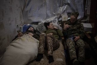 Врач Мария, медсестра Катерина и медбрат Вадим во время перерыва в пункте стабилизации раненых солдат под Бахмутом
