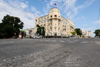 Поврежденный асфальт у здания штаба Южного военного округа в Ростове-на-Дону. 25 июня 2023 года