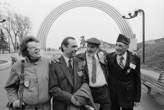 American and Ukrainian veterans visit the Peoples’ Friendship Arch in 1985