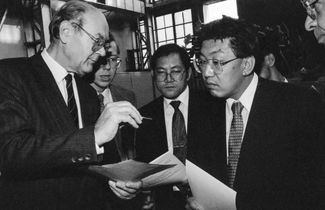 Герберт Ефремов и представители фирмы Hyundai Electronics обсуждают предложения по использованию экспериментальной базы «НПО машиностроения». 1 сентября 1991 года