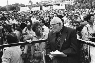 Sakharov at a rally in Luzhniki amid the Congress of People’s Deputies of the USSR. The rally in Luzhniki was the first mass protest in the USSR demanding democratic reforms. Up to 200,000 people took part in the gathering.