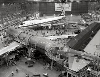 Сборка Boeing 747 на заводе компании в городе Эверетт, штат Вашингтон. Октябрь 1969 года