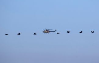 Военный вертолет в небе над Севастополем, 19 февраля