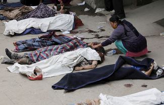 Тела погибших в результате землетрясения, Катманду