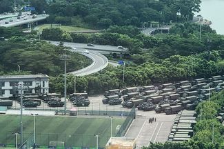 Китайские боевые машины в городе Шэньчжэнь на границе с Гонконгом. 15 августа 2019 года