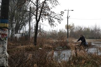 «Город под плотными обстрелами уже год, сейчас днем вообще не бывает тишины. Но люди все равно не спешат уезжать», — <a href="https://www.pravda.com.ua/rus/news/2023/05/4/7400691/" rel="noopener noreferrer" target="_blank">говорил</a> в мае про ситуацию в Авдеевке Виталий Барабаш. По его словам, эвакуировать всех жителей города невозможно — в том числе по закону