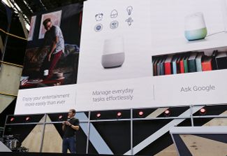 Вице-президент Google Марио Кьюриоз представляет Google Home на конференции Google I/O, 18 мая 2016 года